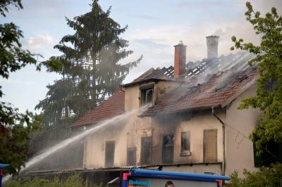 Vollbrand der Asylunterkunft in Unterweissach - Feuerwehr im Grosseinsatz